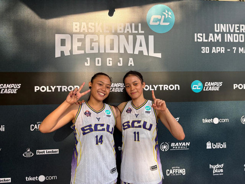 Erinindita Prias Madafa (kanan) bersama Pegi Maulani. Keduanya adalah pemain basket Soegijapranata Catholic University (SCU) Putri. Foto: Aji Nugrahanto/kumparan