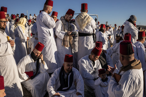 Sejumlah umat Samaritan tengah mengikuti upacara Paskah di puncak Gunung Gerizim, Kawasan Sikhem Kuno, Kota Nablus, Palestina pada Kamis (7/5/2026). Foto: John Wessels/AFP