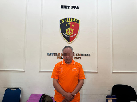 Tampang Asyhari tersangka pencabulan pakai baju tahanan. Foto: Dok. Istimewa