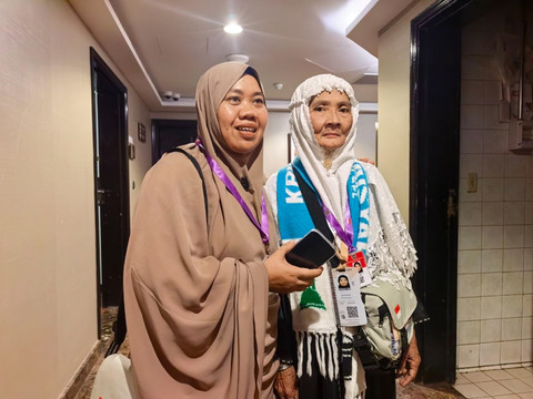 Nenek Jumarian (kanan) saat ditemui di Madinah. Foto: Dok. MCH 2026