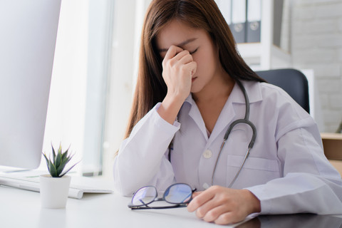 Ilustrasi Dokter Lelah. Foto: PBXStudio/Shutterstock