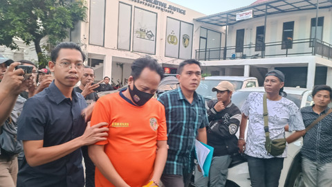 AR (55), pria pembunuh M (50) di Jalan Sencaki RT 4, Kelurahan Simolawang, Kecamatan Simokerto, Surabaya, Kamis (7/5/2026). Foto: Farusma Okta Verdian/kumparan