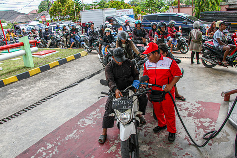 Petugas melayani warga mengisi Bahan Bakar Minyak (BBM) di SPBU Jalan Bukit Keminting, Palangka Raya, Kalimantan Tengah, Kamis (7/5/2026).  Foto: ANTARA FOTO/Auliya Rahman