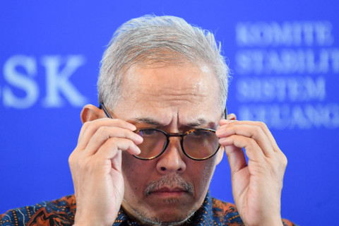 Ketua Dewan Komisioner LPS Anggito Abimanyu memegang kacamata saat menyampaikan keterangan pers hasil Rapat Komite Stabilitas Sistem Keuangan (KSSK) kuartal I 2026 di Jakarta, Kamis (7/5/2026). Foto: M Risyal Hidayat/ANTARA FOTO