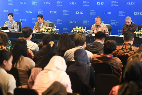 Menkeu Purbaya Yudhi Sadewa didampingi Ketua DK OJK Friderica Widyasari, Gubernur BI Perry Warjiyo, dan Ketua DK LPS Anggito Abimanyu menyampaikan hasil Rapat Komite Stabilitas Sistem Keuangan (KSSK) kuartal I 2026 di Jakarta (7/5/2026). Foto: M Risyal Hidayat/ANTARA FOTO