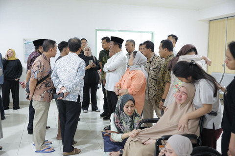 Menteri Pertanian Andi Amran Sulaiman menjadi salah satu pelayat pertama sekaligus turut mengantar jenazah ke ambulance Anggota IV Badan Pemeriksa Keuangan (BPK) Republik Indonesia, Haerul Saleh dari RSUD Pasar Minggu, Jakarta, Jumat (8/5/2026). Foto: Dok. Mentan