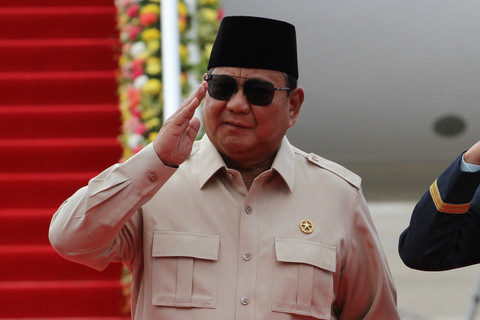 Presiden Indonesia Prabowo Subianto turun dari pesawat setibanya di Bandara Internasional Mactan-Cebu menjelang pelaksanaan Konferensi Tingkat Tinggi (KTT) ke-48 ASEAN di Cebu, Filipina Tengah (7/5/2026). Foto: JACQUELINE HERNANDEZ / POOL / AFP