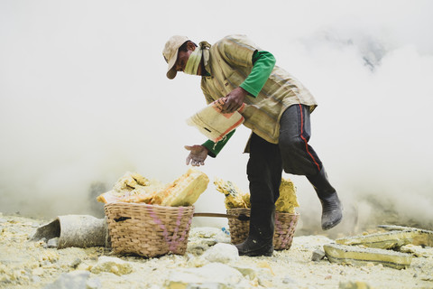 Penambang belerang di Ijen. Foto: Hendropranyoto/Shutterstock.