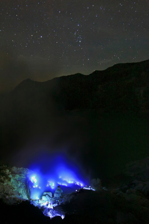 Fenomena Blue Fire di Ijen. Foto: Celana Sobex/Shutterstock