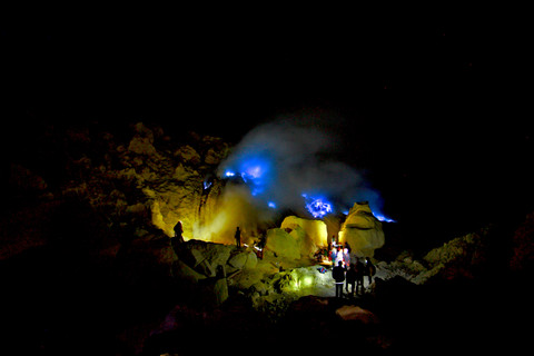 Fenomena Blue Fire di Ijen. Foto: hadhie/Shutterstock