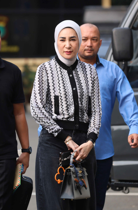 Mantan istri Andre Taulany, Erin bersama pengacara Sunan Kalijaga saat mendatangi Polres Jakarta Selatan, Jakarta, Jumat, (8/5/2026). Foto: Agus Apriyanto