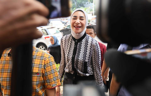 Mantan istri Andre Taulany, Erin bersama pengacara Sunan Kalijaga saat mendatangi Polres Jakarta Selatan, Jakarta, Jumat, (8/5/2026). Foto: Agus Apriyanto