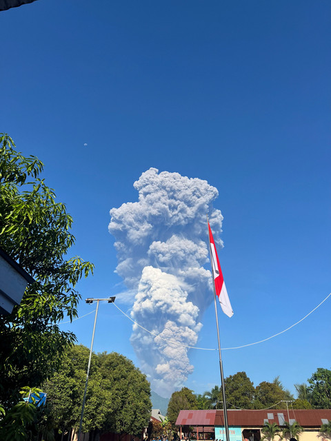 Asap membubung setelah letusan Gunung Dukono di Kabupaten Halmahera Utara, Maluku Utara, pada Jumat (8/5/2026). Foto: Jhon Frengki Manipa via REUTERS