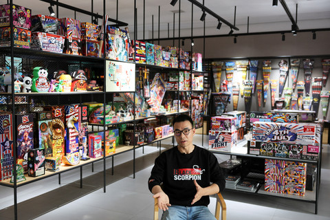 Wilson Lam, manajer bisnis AS di Black Scorpion Fireworks, unit dari Chili Fireworks Co., Ltd., berbicara dalam sesi wawancara di sebuah ruang pamer di Liling, provinsi Hunan, Tiongkok (10/4/2026). Foto: Go Nakamura/REUTERS