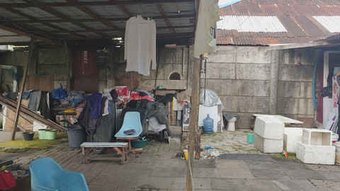 Lobang tembok beton rumah warga yang mengaku dikurung oleh perusahaan di Medan, Jumat (8/5/2026). Foto: Amar Marpaung/kumparan