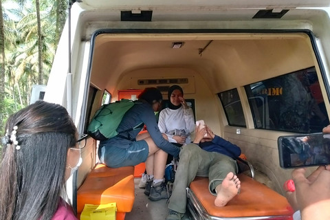 Pendaki terdampak erupsi Gunung Dukono yang berhasil dievakuasi berada di dalam mobil ambulans di Kabupaten Halmahera Utara, Maluku Utara, Jumat (8/5/2026). Foto: BPBD Halmahera Utara/HO-ANTARA