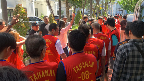 Polrestabes Surabaya konferensi pers penyekapan WNA dan jaringan scam internasional, Jumat (8/5/2026). Foto: Farusma Okta Verdian/kumparan