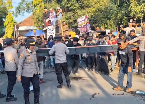 Momen para pendemo lempar ular ke pendopo Kabupaten Indramayu, Kamis (8/5/2026). Foto: Dok. Istimewa
