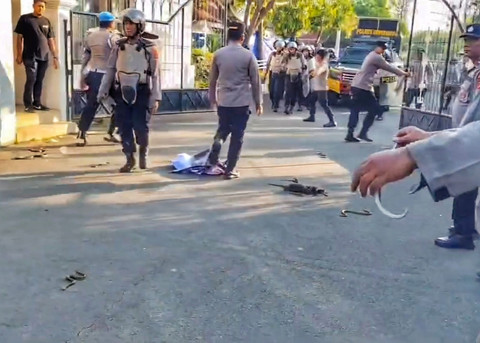 Momen para pendemo lempar ular ke pendopo Kabupaten Indramayu, Kamis (8/5/2026). Foto: Dok. Istimewa