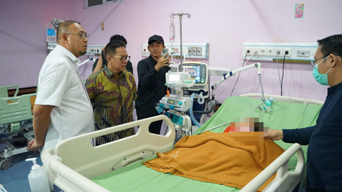 Wakil Ketua Komisi VI DPR RI Andre Rosiade mendatangi ruang PICU RSUP M Djamil Padang, Jumat (8/5/2026) malam, menjenguk balita korban KDRT oleh ayah tiri. Foto: Dok. Istimewa
