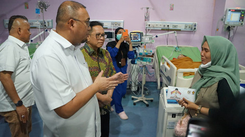 Wakil Ketua Komisi VI DPR RI Andre Rosiade mendatangi ruang PICU RSUP M Djamil Padang, Jumat (8/5/2026) malam, menjenguk balita korban KDRT oleh ayah tiri. Foto: Dok. Istimewa