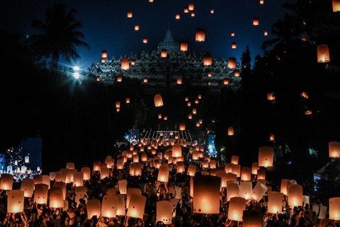 Pelepasan lampion sebagai bagian dari perayaan Waisak di Borobudur. Foto: Dok. InJourney