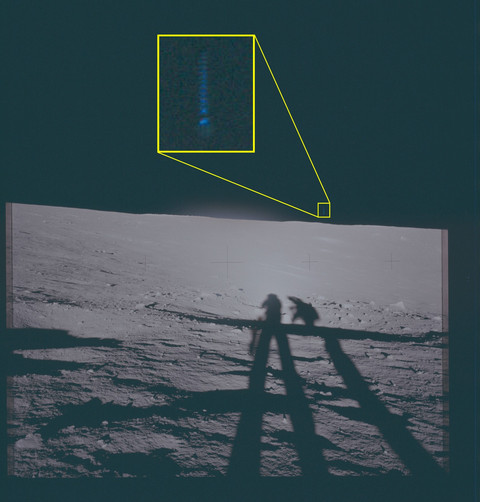 Astronaut misi Apollo 12 tahun 1969 yang melakukan pendaratan di Bulan, menangkap fenomena udara tak dikenal (unidentified aerial phenomena/UAP) berupa kilatan cahaya biru. Foto: Departemen Pertahanan AS