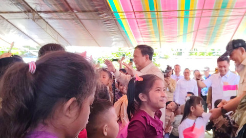 Presiden Republik Indonesia Prabowo Subianto berjoget Tabola Bale bersama warga di Pulau Miangas, Kepulauan Talaud, Sulawesi Utara, Sabtu (9/5/2026). Foto: Zamachsyari/kumparan