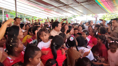 Presiden Republik Indonesia Prabowo Subianto berjoget Tabola Bale bersama warga di Pulau Miangas, Kepulauan Talaud, Sulawesi Utara, Sabtu (9/5/2026). Foto: Zamachsyari/kumparan