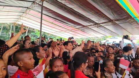 Presiden Republik Indonesia Prabowo Subianto berjoget Tabola Bale bersama warga di Pulau Miangas, Kepulauan Talaud, Sulawesi Utara, Sabtu (9/5/2026). Foto: Zamachsyari/kumparan