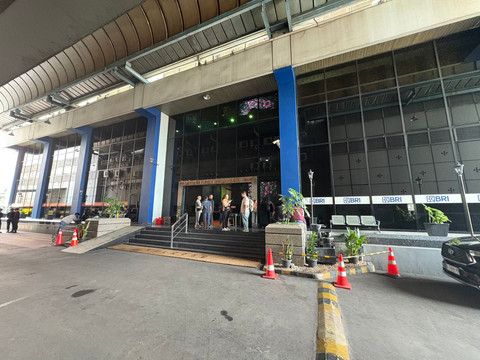 Suasana di depan Gedung Perkantoran Hayam Wuruk Plaza Tower, Jakarta Barat, lokasi penggerebekan jaringan judi online (judol) internasional, Sabtu (9/5/2026). Foto: Jeni Ritanti/kumparan