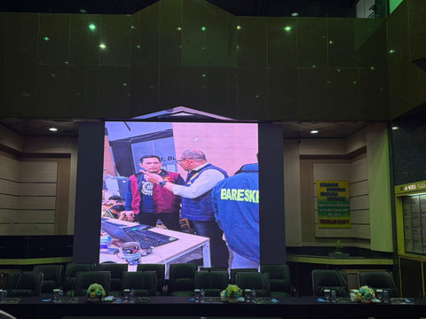 Suasana di depan Gedung Perkantoran Hayam Wuruk Plaza Tower, Jakarta Barat, lokasi penggerebekan jaringan judi online (judol) internasional, Sabtu (9/5/2026). Foto: Jeni Ritanti/kumparan