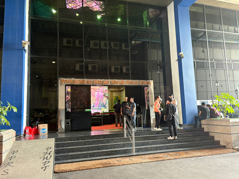 Suasana di depan Gedung Perkantoran Hayam Wuruk Plaza Tower, Jakarta Barat, lokasi penggerebekan jaringan judi online (judol) internasional, Sabtu (9/5/2026). Foto: Jeni Ritanti/kumparan