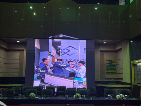 Suasana di depan Gedung Perkantoran Hayam Wuruk Plaza Tower, Jakarta Barat, lokasi penggerebekan jaringan judi online (judol) internasional, Sabtu (9/5/2026). Foto: Jeni Ritanti/kumparan