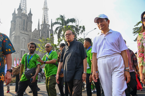 Menteri Agama Nasaruddin Umar (kanan) bersama Uskup Agung Jakarta Kardinal Ignatius Suharyo (kedua kanan) mengikuti kegiatan Jalan Santai Kerukunan dan Kebhinekaan Lintas Iman di depan Gereja Katedral, Jakarta, Sabtu (9/5/2026). Foto: Indrianto Eko Suwarso/ANTARA FOTO