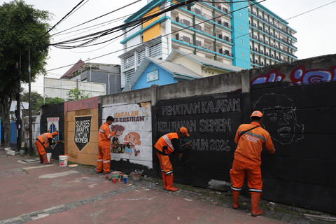Anggota PPSU Kelurahan Senen membuat mural di kawasan Kwitang, Kecamatan Senen, Jakarta Pusat, Sabtu (9/5/2026). Foto: Jamal Ramadhan/kumparan