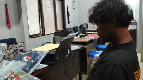 OK (28), pria asal Desa Kadu Jangkung, Kecamatan Mekarjaya, Kabupaten Pandeglang mengaku sakit hati lantaran ibunya yang sedang sakit dihina sehingga nekat mencekik leher kekasihnya, DI (27), sampai tewas, pada Kamis (7/5/2026). Foto: Dok. Polres Pandeglang