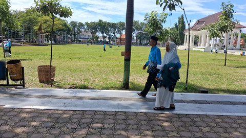 Pasutri Shaleh dan Zainab, saat mengikuti pelepasan CJH Situbondo di pendopo rakyat Situbondo. Foto: Dok. kumparan