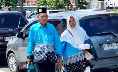 Pasutri Shaleh dan Zainab, saat mengikuti pelepasan CJH Situbondo di pendopo rakyat Situbondo. Foto: Dok. kumparan