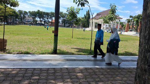 Pasutri Shaleh dan Zainab, saat mengikuti pelepasan CJH Situbondo di pendopo rakyat Situbondo. Foto: Dok. kumparan