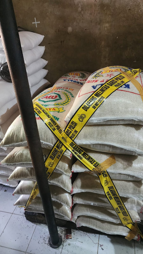 Satgas pangan polri menggerebek 2 gudang beras yang menjual beras dengan kualitas tak sesuai standar. Foto: Dok. Bareskrim Polri