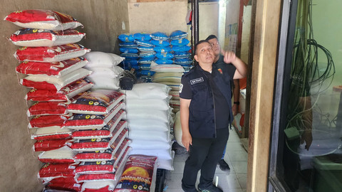 Satgas pangan polri menggerebek 2 gudang beras yang menjual beras dengan kualitas tak sesuai standar. Foto: Dok. Bareskrim Polri