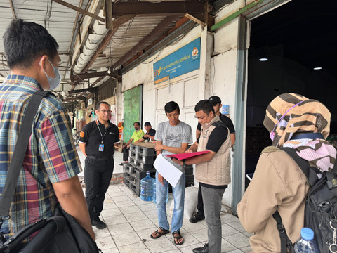 Satgas pangan polri menggerebek 2 gudang beras yang menjual beras dengan kualitas tak sesuai standar. Foto: Dok. Bareskrim Polri