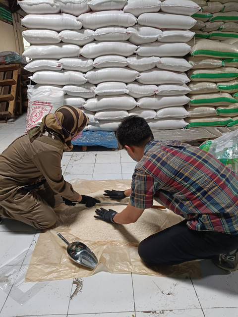 Satgas pangan polri menggerebek 2 gudang beras yang menjual beras dengan kualitas tak sesuai standar. Foto: Dok. Bareskrim Polri