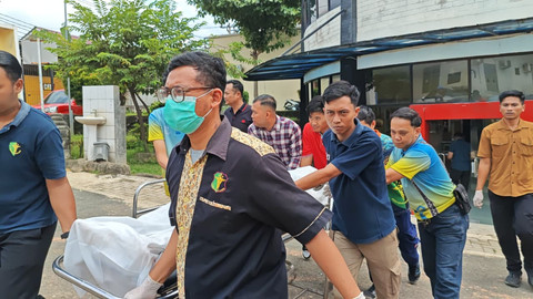 Anggota Banit III Subdit IV Ditintelkam Polda Lampung, Brigpol Arya Supena saat dievakuasi ke RS Bhayangkara, Lampung, Sabtu (9/5/2026). Foto: Dok. Istimewa