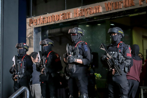 Personel Brigade Mobil (Brimob) tampak berjaga di salah satu gedung perkantoran kawasan Hayam Wuruk, Jakarta Barat, Sabtu (9/5/2026). Foto: Jamal Ramadhan/kumparan