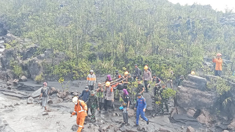 Evakuasi korban meninggal dunia akibat erupsi Gunung Dukono pada Sabtu (9/5/2026). Foto: Dok. Polres Halmahera Utara