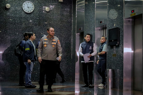 Suasana jelang keterangan pers terkait penggerebekan sebuah gedung perkantoran di kawasan Hayam Wuruk, Jakarta, Sabtu (9/5). Foto: Jamal Ramadhan/kumparan