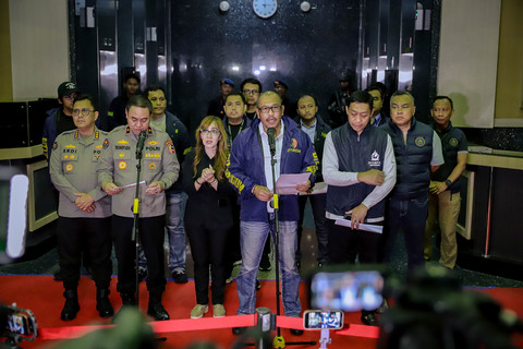 Dirtipidum Bareskrim Polri Brigjen Pol Wira Satya Triputra didampingi Sekretaris NCB Interpol Indonesia Brigjen Pol Untung Widyatmoko memberikan keterangan terkait penggerebekan sebuah gedung perkantoran di kawasan Hayam Wuruk, Jakarta, Sabtu (9/5). Foto: Jamal Ramadhan/kumparan