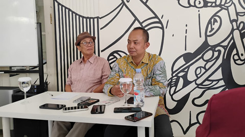 Rustam Fachri (kiri) dan Muhammad Jazuli (kanan) saat memberikan konferensi pers di kantor kumparan, Jakarta Selatan, pada Jumat (8/5/2026). Foto: kumparan/Zahid Arofat